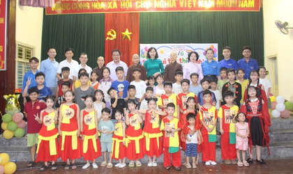 Thôn Đinh Xá tổ chức chuỗi hoạt động “Vui Tết thiếu nhi - Thắp sáng ước mơ cho em”