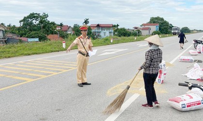 Quốc Oai tăng cường tuyên truyền, xử lý tình trạng phơi thóc, đốt rơm rạ trên đường giao thông