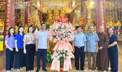 Xã Yên Lãng thăm, tặng quà các cơ sở Phật giáo dịp lễ Phật đản 2026