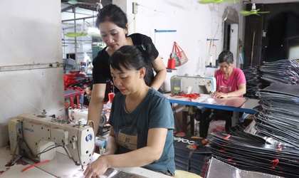 Người phụ nữ thắp sáng niềm nin từ những đường kim mũi chỉ.