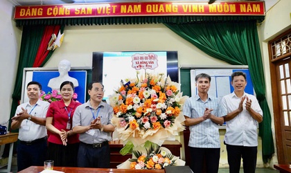 Lãnh đạo xã Hồng Vân tặng hoa và động viên các điểm thi kì thi tuyển sinh vào lớp 10 thpt năm học 2026 - 2027