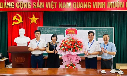 Phúc Thọ thăm, động viên cán bộ coi thi tại Điểm thi THCS Long Xuyên