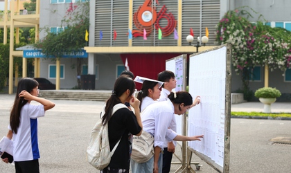 1606 thí sinh làm thủ tục dự thi lớp 10 THPT công lập tại 2 điểm thi trên địa bàn phường Sơn Tây