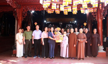 Đồng chí Phó bí thư Thường trực Đảng uỷ phường thăm, chúc mừng ngày Lễ Phật đản