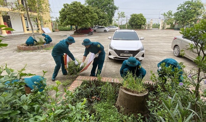Ban Chỉ huy Quân sự xã ra quân vệ sinh môi trường, chỉnh trang tuyến đường 417