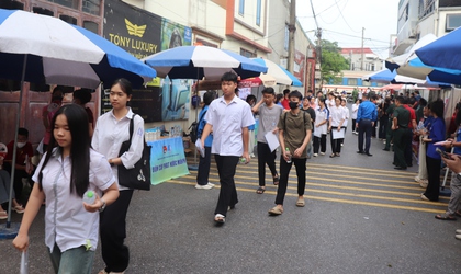 Ngày đầu kỳ thi tuyển sinh vào lớp 10 tại điểm thi Trường THPT Phú Xuyên A diễn ra an toàn, đúng quy chế