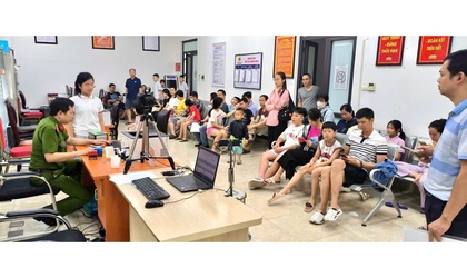 Công an phường Yên Sở tích cực kích hoạt định danh điện tử mức 2 cho trẻ từ 6 đến dưới 14 tuổi