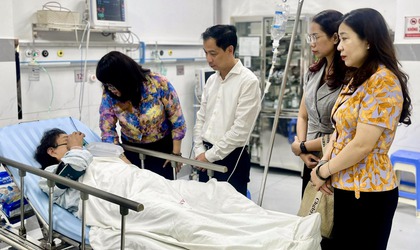 Đảng ủy - HĐND - UBND - Ủy ban MTTQ Việt Nam phường Hoàn Kiếm thăm hỏi các gia đình trong vụ cháy tại số 5 phố Hàng Vôi
