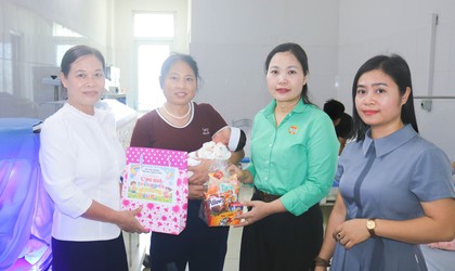 HỘI NÔNG DÂN XÃ QUỐC OAI VÀ TRƯỜNG TIỂU HỌC THẠCH THÁN THĂM, TẶNG QUÀ THIẾU NHI ĐANG ĐIỀU TRỊ TẠI BỆNH VIỆN ĐA KHOA QUỐC OAI NHÂN DỊP TẾT THIẾU NHI 1/6