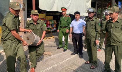 Phường Tùng Thiện ra quân xử lý chậu cây, vật dụng lấn chiếm vỉa hè, lòng đường – kiên quyết lập lại trật tự đô thị