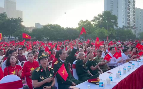 Không khí sôi nổi tại điểm cầu tiếp sóng truyền hình trực tiếp sự kiện A80 ở Công viên Cầu Giấy