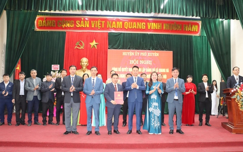 Huyện ủy Phú Xuyên trao quyết định về việc thành lập Đảng bộ xã Quang Hà và Đảng bộ xã Văn Hoàng