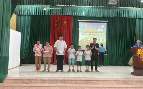 CHƯƠNG TRÌNH TẶNG QUÀ CHO TRẺ EM KHUYẾT TẬT, TRẺ EM CÓ HCKK VƯƠN LÊN TRONG HỌC TẬP NHÂN DỊP TẾT TRUNG THU NĂM 2024