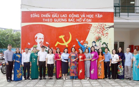 Ban Công tác Mặt trận Tổ dân phố số 11 tổ chức lễ khánh thành và gắn biển mô hình “Nhà văn hóa tổ dân phố Sáng - Xanh - Sạch - Đẹp”