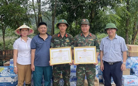 BỘ ĐỘI CỤ HỒ CỨU DÂN TRONG CƠN LŨ DỮ