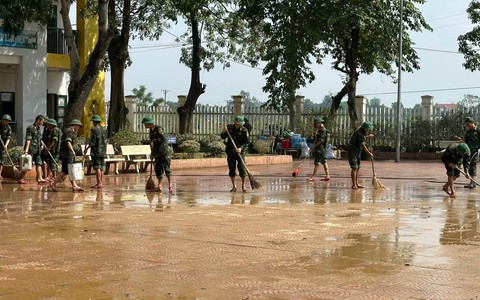 TRUNG GIÃ: HUY ĐỘNG GẦN 800 CÁN BỘ, CHIẾN SỸ, ĐOÀN VIÊN, HỘI VIÊN GIÚP DÂN VỆ SINH MÔI TRƯỜNG SAU LŨ