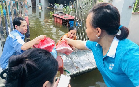 Sẻ chia yêu thương, chung tay giúp dân vùng ngập vượt qua khó khăn