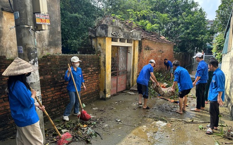 Xã Quang Minh triển khai đồng bộ công tác vệ sinh môi trường, khử khuẩn sau ngập lụt