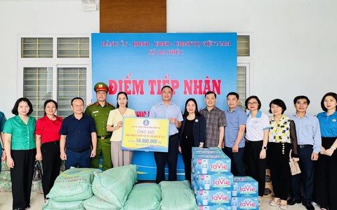 Phường Đống Đa trao quà ủng hộ người dân các xã bị ngập lụt tại Hà Nội