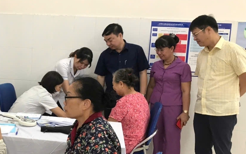 KHÁM, TƯ VẤN BỆNH DA LIỄU CHO NGƯỜI DÂN VÙNG NGẬP LỤT