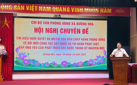 Chi bộ Văn phòng UBND xã Dương Hòa tổ chức sinh hoạt chuyên đề tháng 10/2025 và trao thẻ Đảng cho các đồng chí Đảng viên.