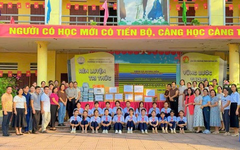 Các trường học trên địa bàn xã ủng hộ sách vở, đồ dùng cho học sinh vùng lũ 