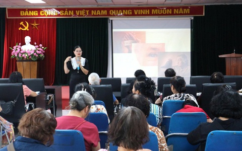 Trạm Y tế phường Hai Bà Trưng tổ chức truyền thông, phổ biến kiến thức cơ bản về chăm sóc sức khoẻ người cao tuổi, hướng dẫn kỹ năng phòng bệnh và dinh dưỡng cho người cao tuổi.