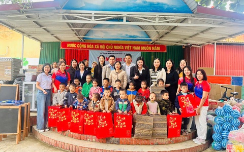 Tặng quà trị giá trên 288 triệu đồng cho trường mầm non Yên Bình, xã Yên Bình, tỉnh Lạng Sơn