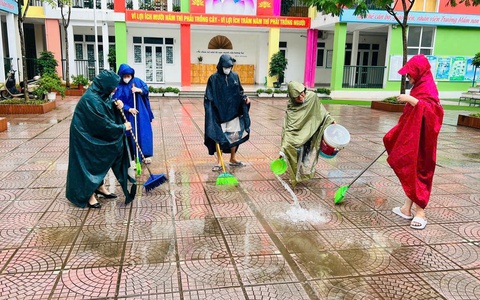 CÁN BỘ, GIÁO VIÊN, NHÂN VIÊN TRƯỜNG MẦM NON CỔ NHUẾ 2 TÍCH CỰC VỆ SINH MÔI TRƯỜNG SAU MƯA BÃO