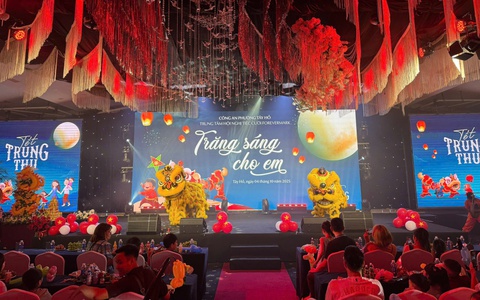 Chi hội Phụ nữ và Đoàn thanh niên phường Tây Hồ tổ chức đêm hội Trung thu cho con em cán bộ, chiến sĩ