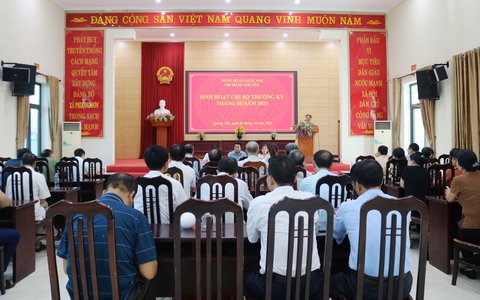 Đồng chí Nguyễn Trung Thành- Phó Bí thư Đảng ủy, Chủ tịch UBND xã Quốc Oai dự sinh hoạt chi bộ thường kỳ với Chi bộ thôn Quảng Yên