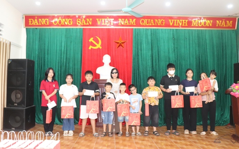 Tặng quà trẻ em khiếm thị có hoàn cảnh khó khăn nhân dịp Tết Trung thu