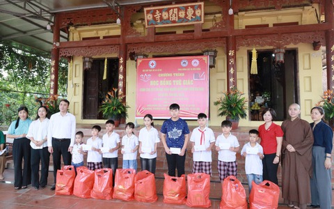 HỘI CHỮ THẬP ĐỎ XÃ CỔ ĐÔ PHỐI HỢP VỚI CHÙA ĐÔNG CÁC THÔN LA XUYÊN TRAO 15 SUẤT HỌC BỔNG CHO HỌC SINH NGHÈO VƯỢT KHÓ VƯƠN LÊN TRONG HỌC TẬP CỦA XÃ CỔ ĐÔ.