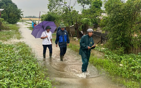 Chủ tịch UBND xã Thiên Lộc kiểm tra tình hình ngập lụt, chỉ đạo công tác tiêu úng sau bão số 11