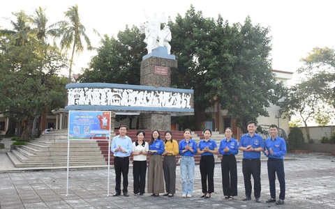 ĐOÀN TNCS HỒ CHÍ MINH – TRUNG TÂM VĂN HOÁ THÔNG TIN VÀ THỂ THAO XÃ ỨNG HÒA GẮN BIỂN CÔNG TRÌNH SỐ HÓA DI TÍCH LỊCH SỬ CÁCH MẠNG