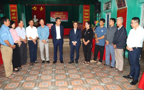 Các đồng chí lãnh đạo Đảng ủy xã Phú Xuyên kiểm tra công tác bầu cử Trưởng thôn, Trưởng tiểu khu trên địa bàn.