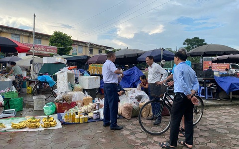 Thường trực Hội đồng nhân dân phường Long Biên khảo sát công tác quản lý trật tự đô thị và vệ sinh môi trường trên địa bàn phường Long Biên