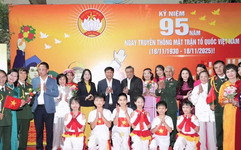 Chủ tịch UBND TP Hà Nội dự Ngày hội Đại đoàn kết phường Hai Bà Trưng: Xây dựng Thủ đô hạnh phúc bắt đầu từ mỗi con phố sạch đẹp