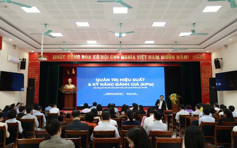 Đảng ủy xã Thiên Lộc tổ chức lớp bồi dưỡng kiến thức Quản trị hiệu suất và kỹ năng đánh giá kết quả thực hiện nhiệm vụ KPIs cho cán bộ, công chức, viên chức xã.