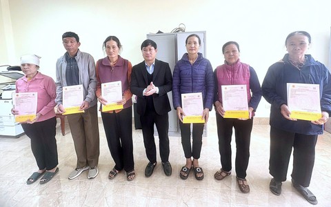 Xã Thạch Thất trao Giấy chứng nhận quyền sử dụng đất sau dồn điền đổi thửa cho nhân dân trên địa bàn