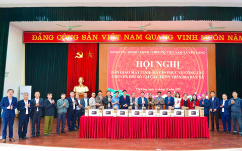 Xã Yên Lãng bàn giao máy tính, máy in cho các thôn phục vụ chuyển đổi số tại các thôn trên địa bàn xã