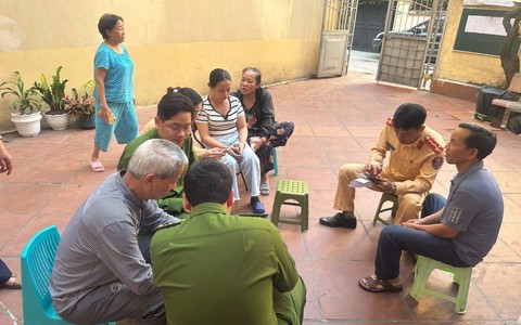 CÔNG AN PHƯỜNG KIM LIÊN
TĂNG CƯỜNG HƯỚNG DẪN NGƯỜI DÂN LÀM SẠCH DỮ LIỆU PHƯƠNG TIỆN TRÊN ỨNG DỤNG iHANOI NGAY TẠI CÁC KHU DÂN CƯ