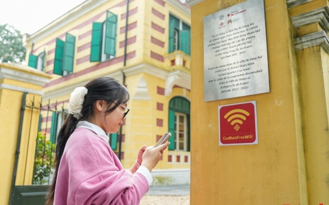 Người dân, du khách hào hứng sử dụng tiện ích wifi miễn phí tại phường Cửa Nam