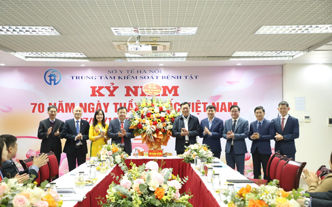Thứ trưởng Bộ Y tế Đỗ Xuân Tuyên thăm và chúc mừng Trung tâm Kiểm soát bệnh tật thành phố Hà Nội