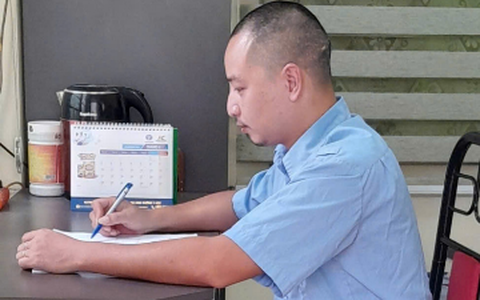 Chú bảo vệ Cung Bảo Tuyền người lặng lẽ giữ bình yên nơi cổng trường Mầm non Hoa Sữa