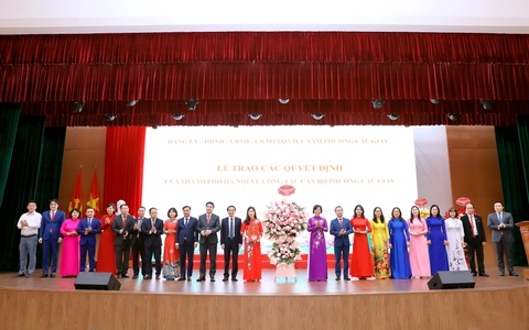 Lãnh đạo Thành phố Hà Nội trao quyết định về công tác cán bộ tại phường Cầu Giấy
