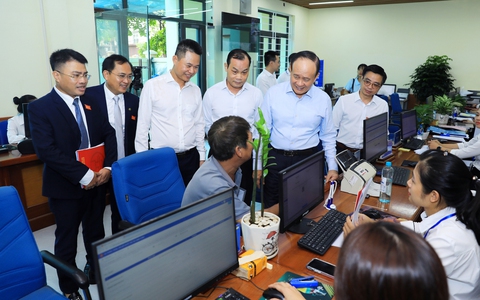Chủ tịch HĐND Thành phố Nguyễn Ngọc Tuấn kiểm tra công tác vận hành, ngày đầu mô hình chính quyền địa phương hai cấp tại xã Phú Xuyên
