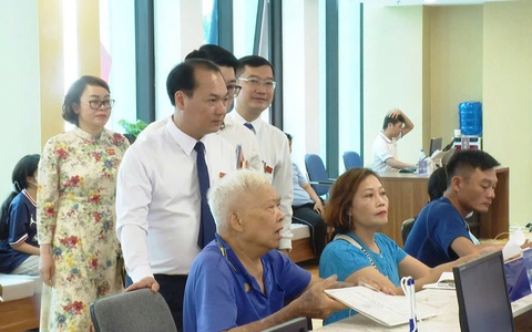Đồng chí Bí Thư Đảng uỷ xã Đông Anh - Nguyễn Anh Dũng kiểm tra ngày đầu làm việc tại Trung tâm hành chính công của xã