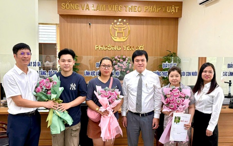 Phường Yên Sở: Sáng đầu tiên tiếp nhận hồ sơ thủ tục hành chính: 100% giải quyết sớm hạn