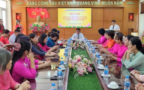 UBND phường Đại Mỗ trao Quyết định về công tác cán bộ lĩnh vực Y tế và Giáo dục